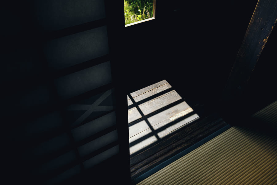 天井の隙間から差し込む朝の光
