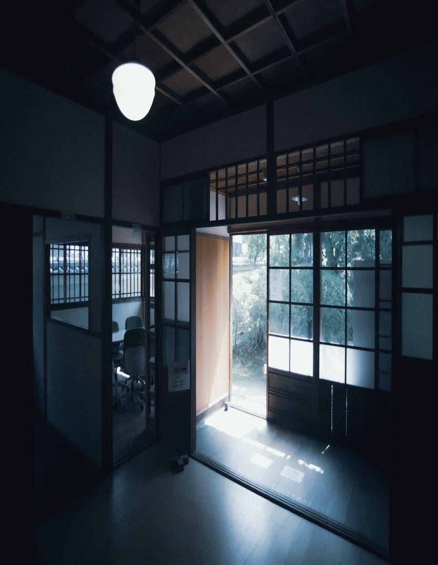 電球ひとつが灯る部屋と庭