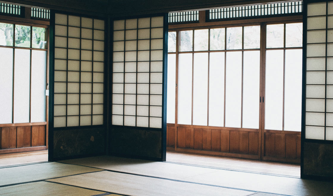 障子に囲まれた明るい十畳の座敷