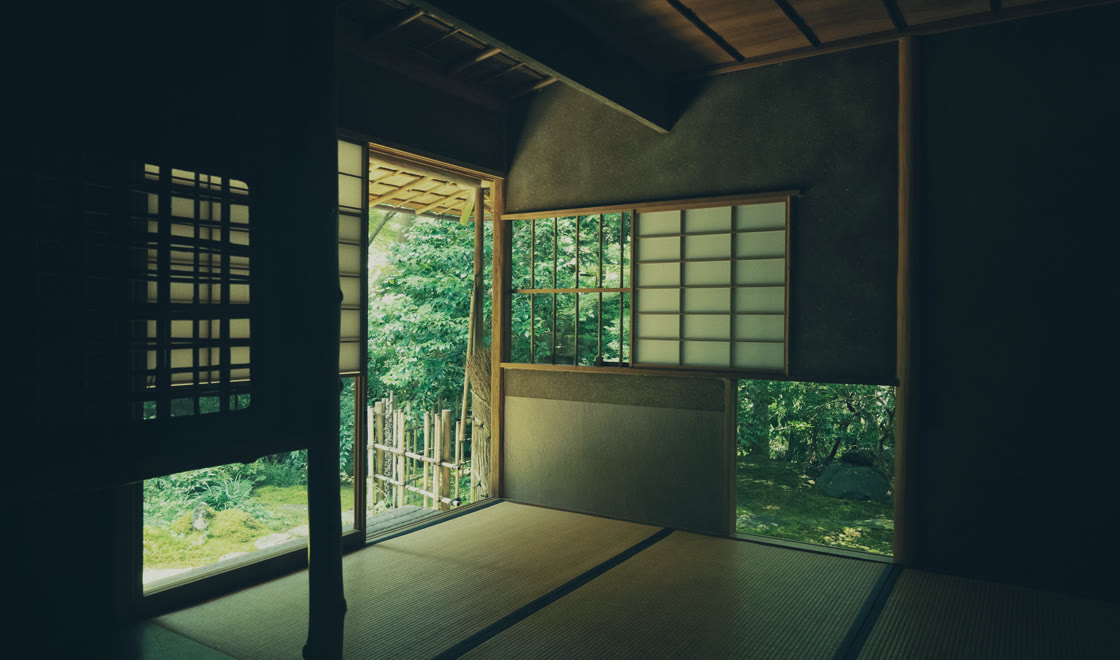 庭の緑に向かって開いた縁側