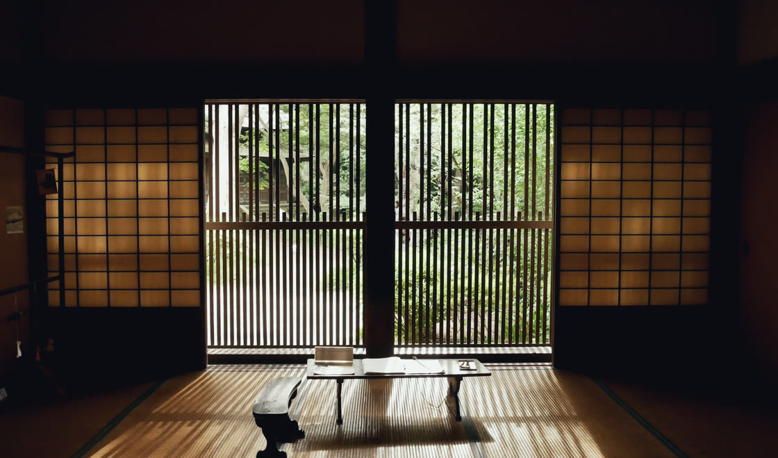 格子越しに光が差し込む奥の間