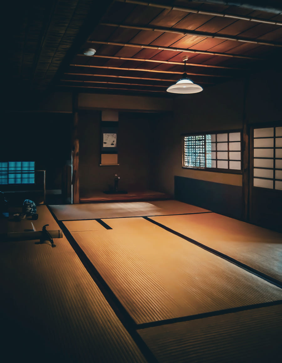 電球と障子と畳の部屋